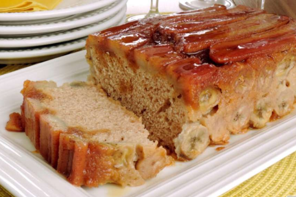 Bolo de banana macio, é um clássico e é perfeito para ser servido num chá ou lanche da tarde