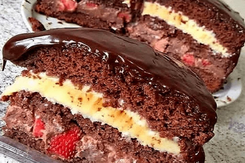 Bolo de chocolate duo recheios e pedaços de morango, não tem como resistir