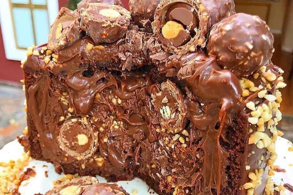 Bolo de ferrero rocher com brigadeiro, imagina degustar essa delícia