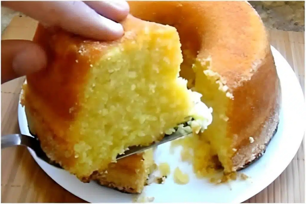 Bolo de milho com leite moça, um bolo cremoso que é uma delícia todo feito no liquidificador