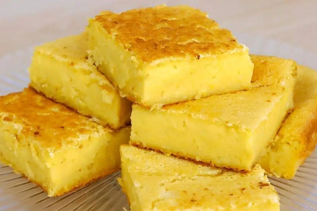 Bolo de milho cremoso simples e prático, fica pronto em poucos minutos e é uma delícia