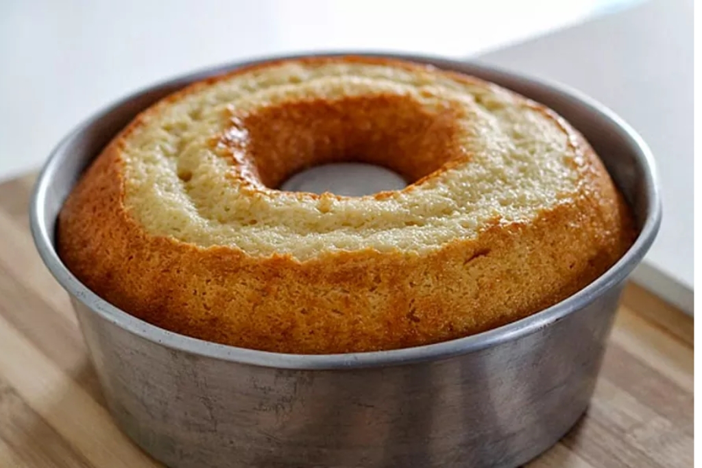 Bolo simples ou bolo de nada, um bolinho da vovó delicioso para comer no seu café