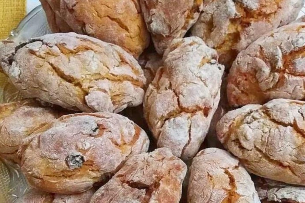 Broas de batata doce com nozes passas figos e amêndoas lanche perfeito com um cafezinho 