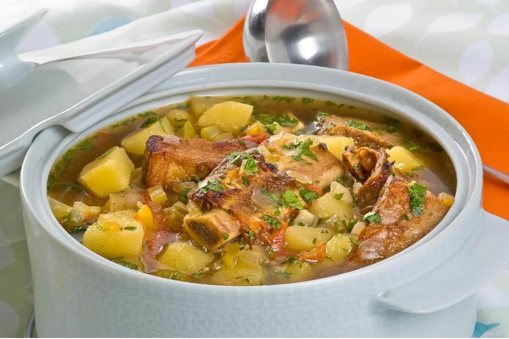 Caldo de costela com batatas da roça um caldo quente prático e delicioso