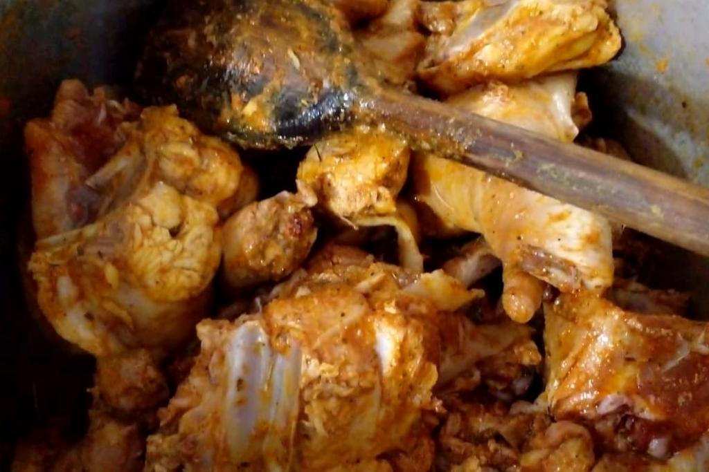 Frango assado na panela de pressão fica pronto em 10 minutos