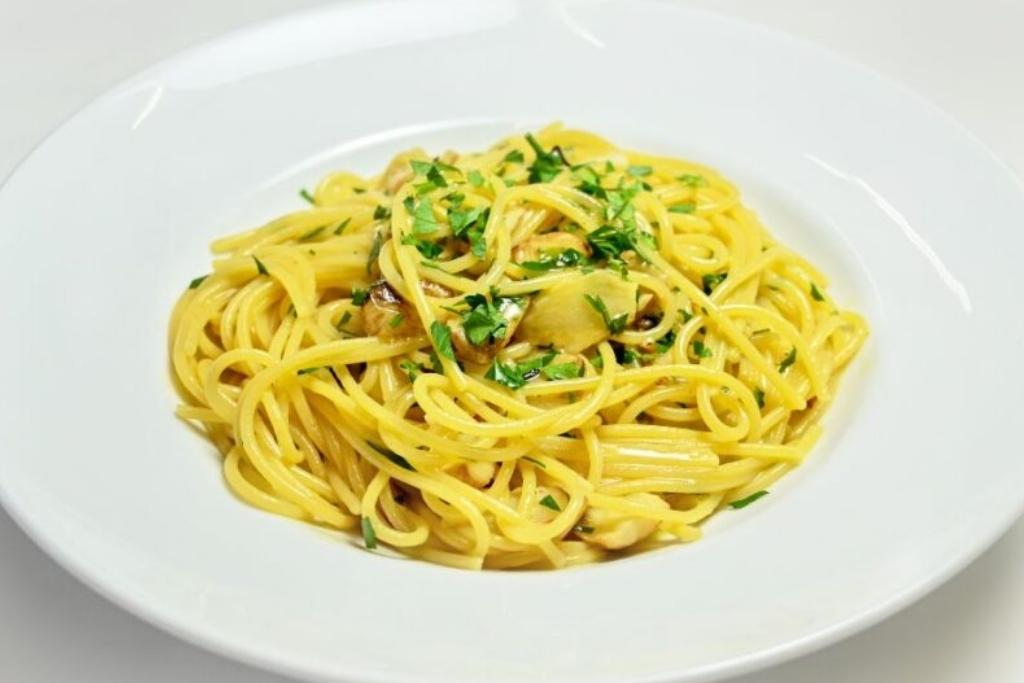 Macarrão ao alho e óleo delicioso e fácil de aprender veja como