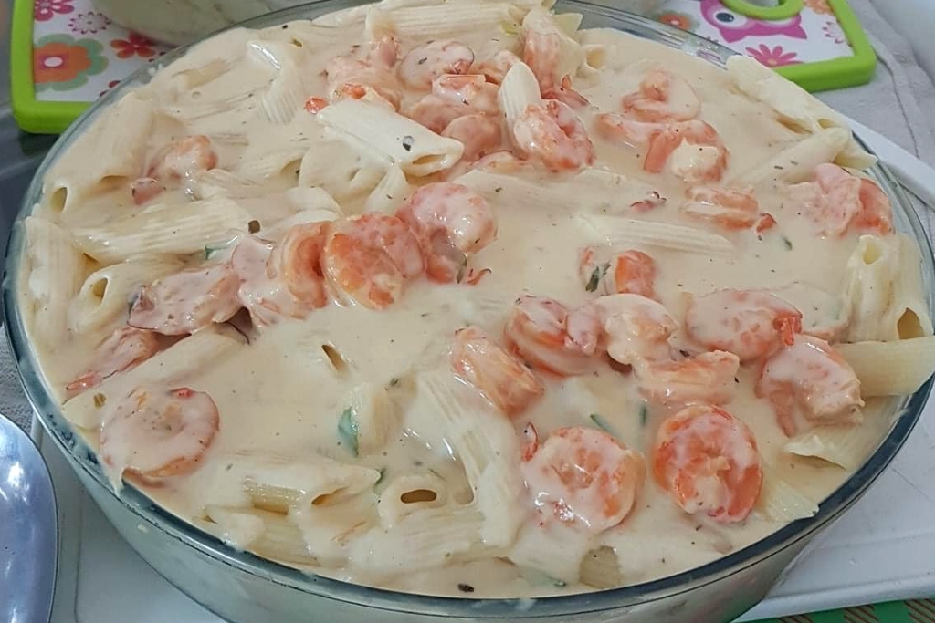 Macarrão com camarão gratinado e molho de queijos, fico sem palavras 