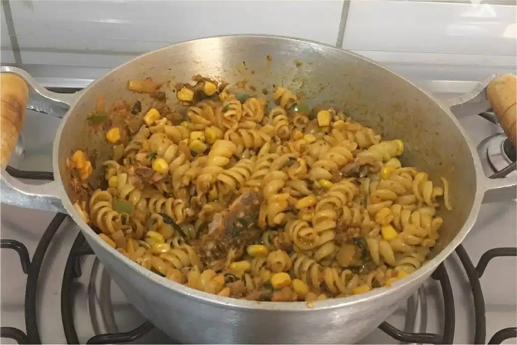 Macarrão com sardinha simples e fácil feito com ingredientes que você tem no armário