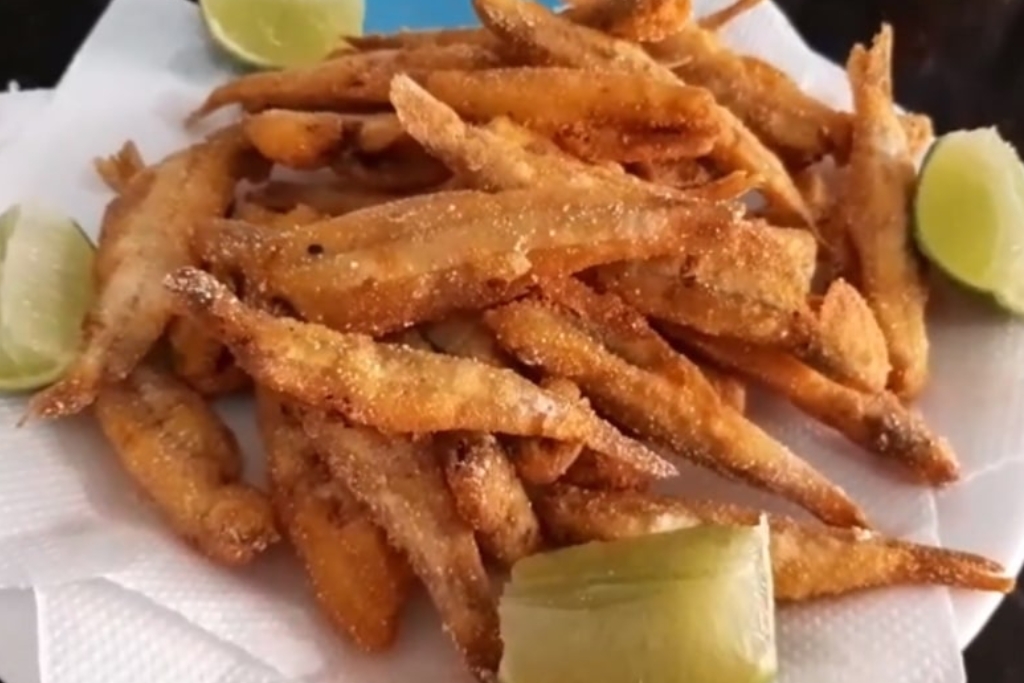 Manjubinha frita com parmesão, seu preparo é muito simples e o sabor fica incrível