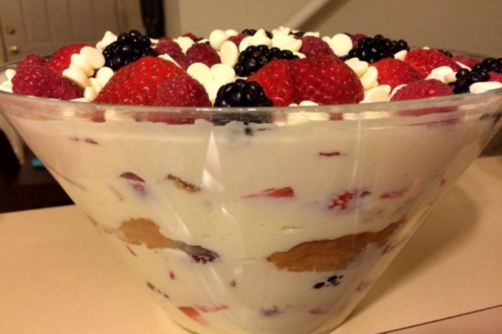 Pavê de chocolate branco e frutas vermelhas, sua festa de fim de ano garantida