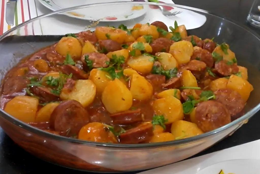 Refogado de calabresa com molho e batata, faça assim para comer no frio