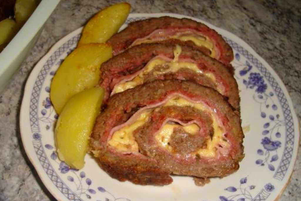 Rocambole de carne moída com queijo e presunto, perfeito demais e muito fácil