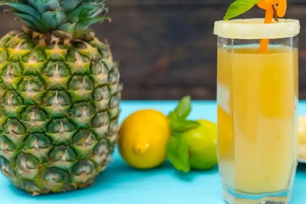 Suco de abacaxi com limão refrescante, perfeito para aqueles dias quentes 