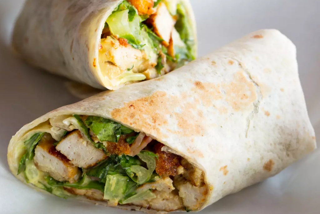 Wrap de frango com salada, lanche leve e delicioso