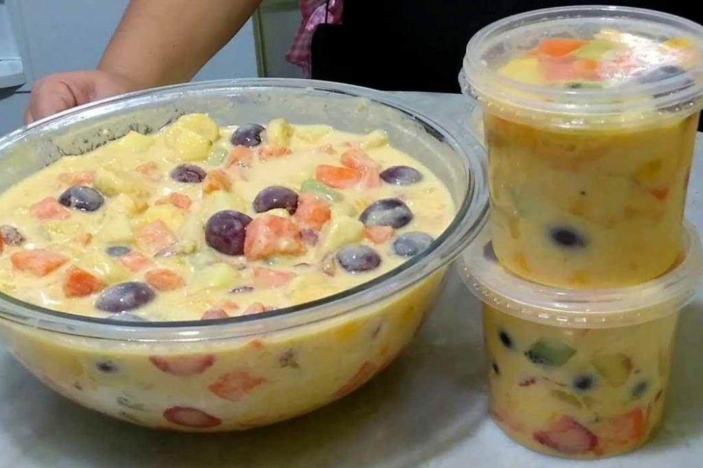 Salada de frutas cremosa, simples e saborosa para toda família saborear